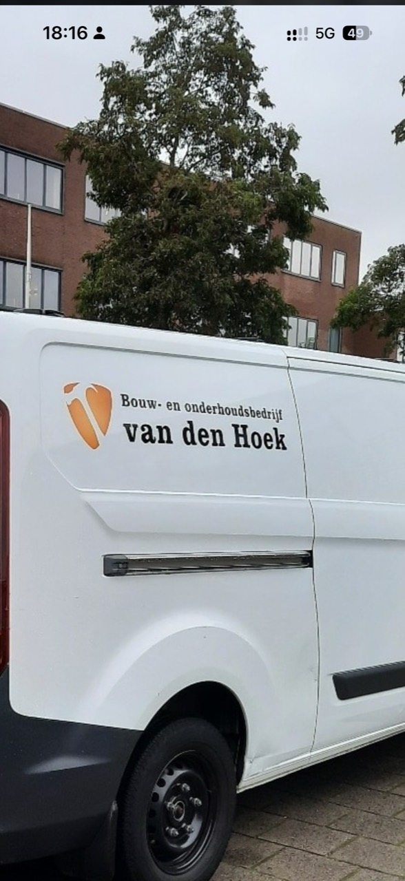 Bedrijfsbus van Bouw- en onderhoudsbedrijf Van den Hoek