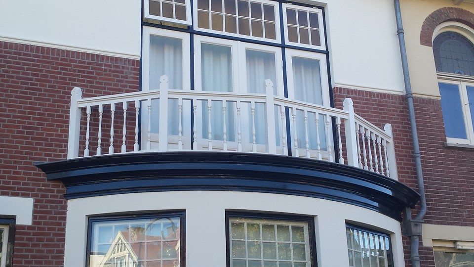 Gerenoveerd balkon aan karakteristieke gevel