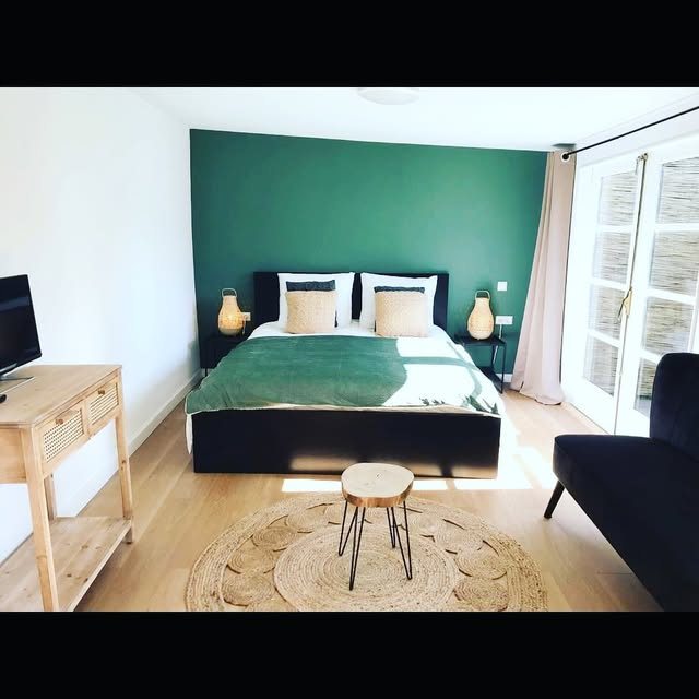 Afgewerkte slaapkamer met groene accentwand