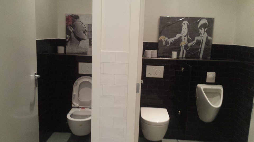 Toilet met zwart-wit tegelwerk