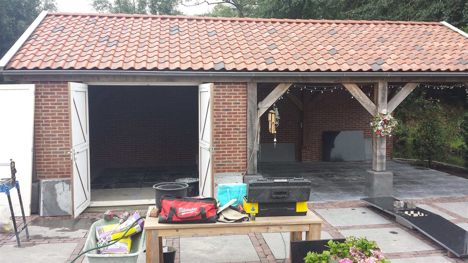 Veranda en schuur in aanbouw door Van den Hoek